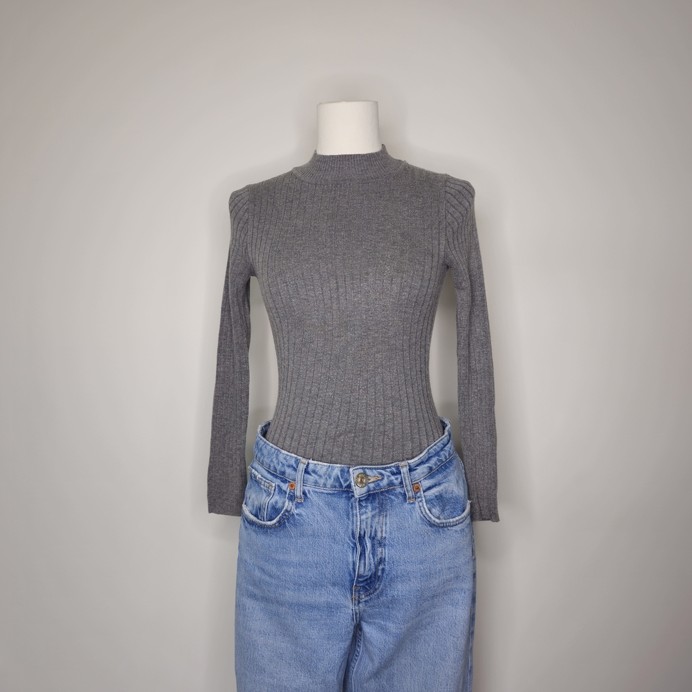 Elegant Gray Ribbed Bodysuit